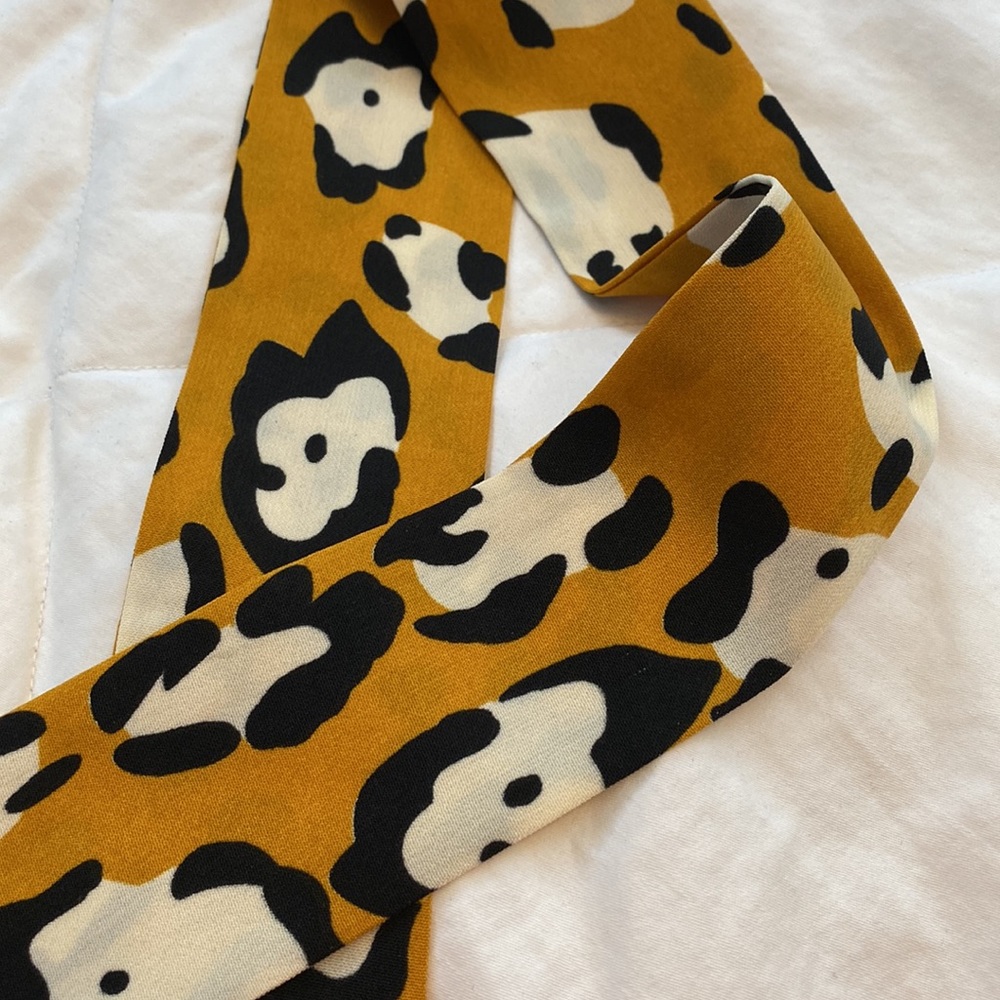 Silky skinny animal print scarf 🐆